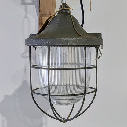 Her ses en industri loftlampen fra Polam Gdansk i Polen