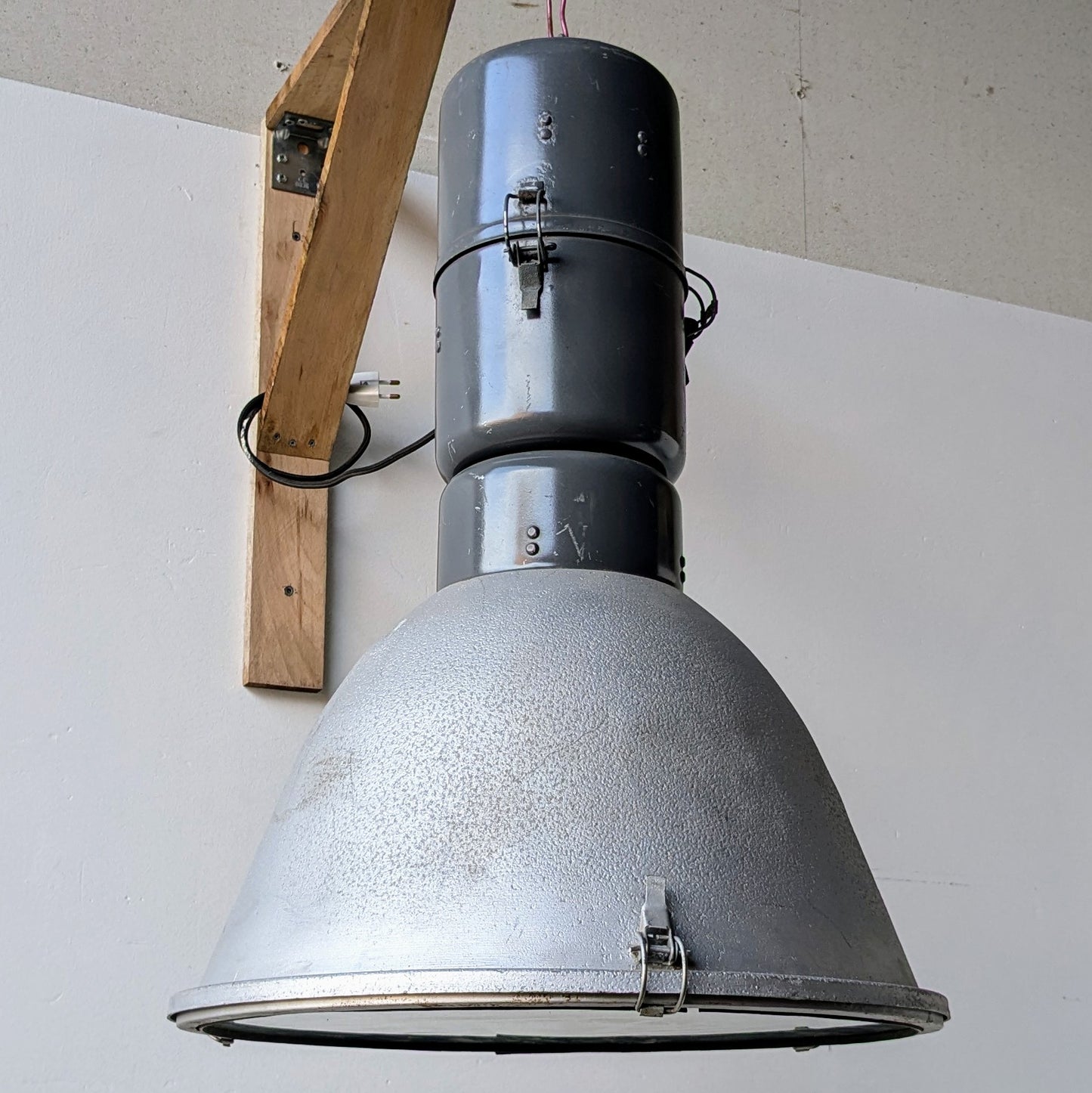 Her ses en industrilampe fra en Østtysk bunker