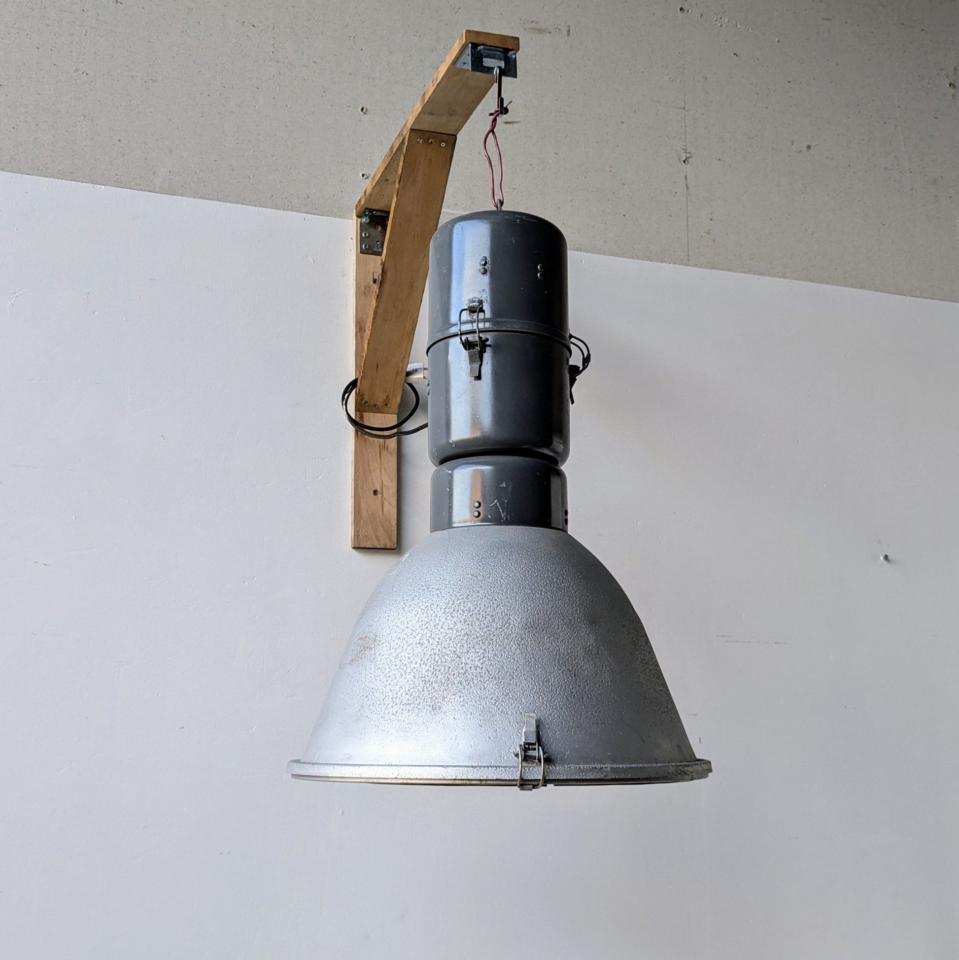 Her ses en industrilampe fra en Østtysk bunker