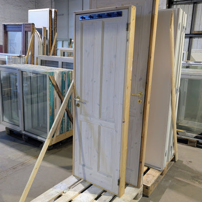 Indvendig hvidmalet fyldningsdør – lav højde