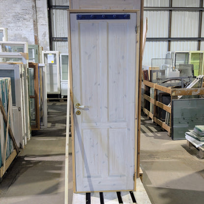 Indvendig hvidmalet fyldningsdør – lav højde