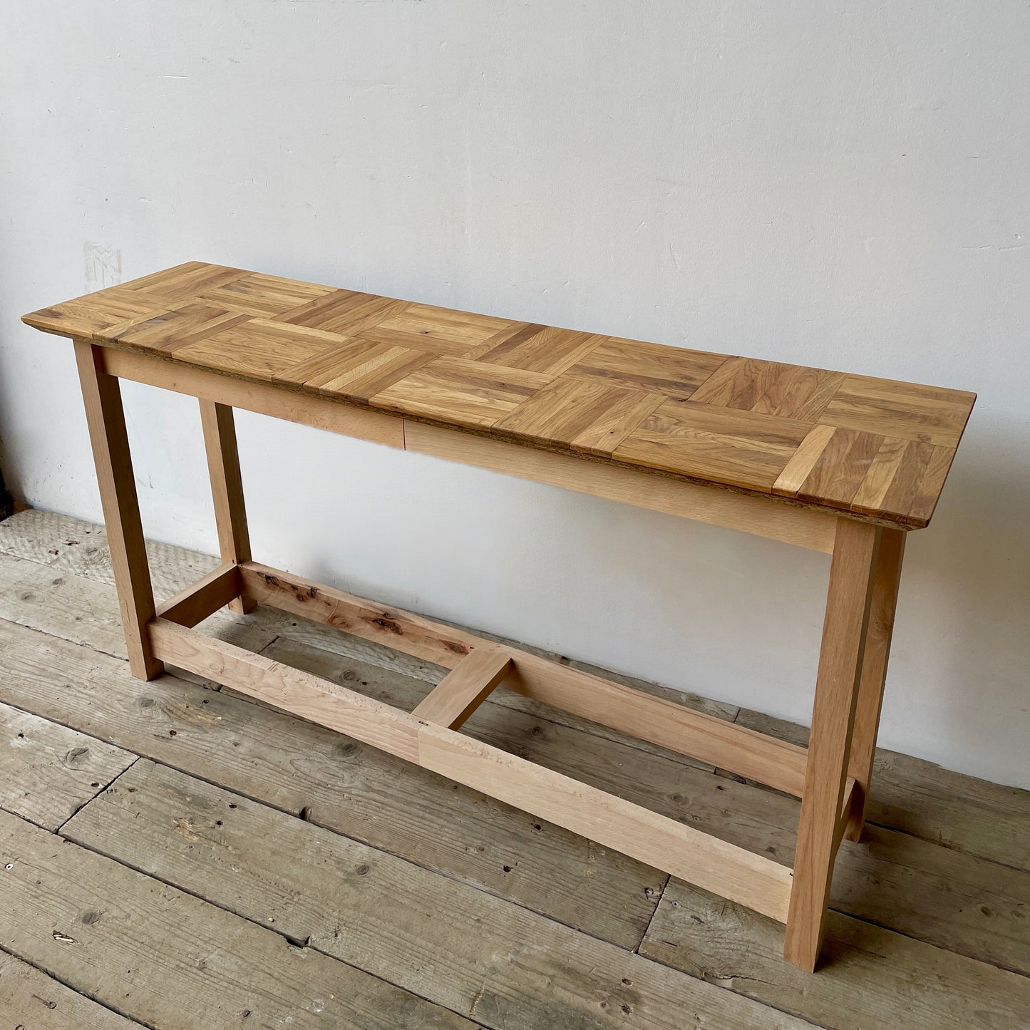 JENS sofaborde - af genbrugt parketgulv, designet af Jens og produceret i samarbejde med unge fra kanten af arbejdsmarkedet, cirkulær økonomi, socialt ansvar