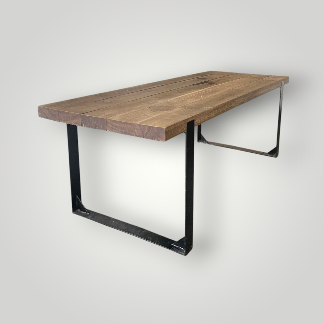 Her ses jerntræs bord i genbrugt azobé