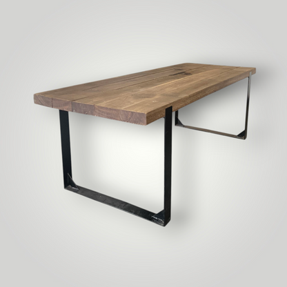 Her ses jerntræs bord i genbrugt azobé