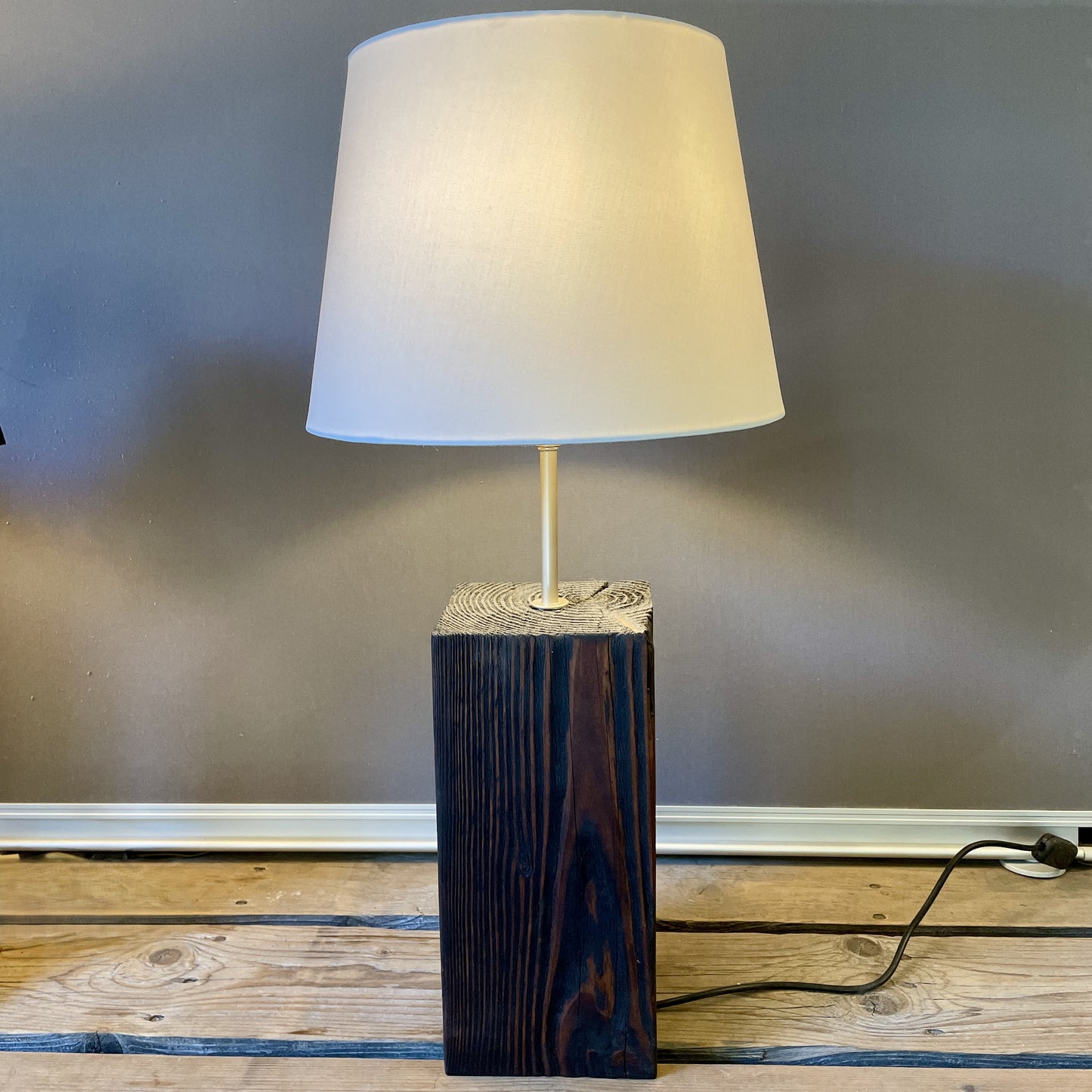 Håndlavet lampe af genbrugt stolpetræ