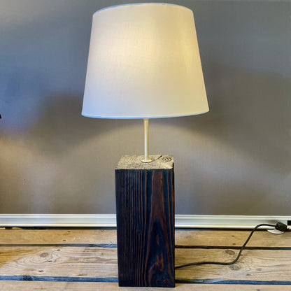 Håndlavet lampe af genbrugt stolpetræ