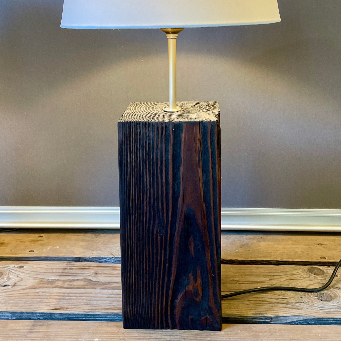 Her ses en lampe af stolpetræ. Lampen er håndlavet, og lavet af vores medarbejder Oleksander