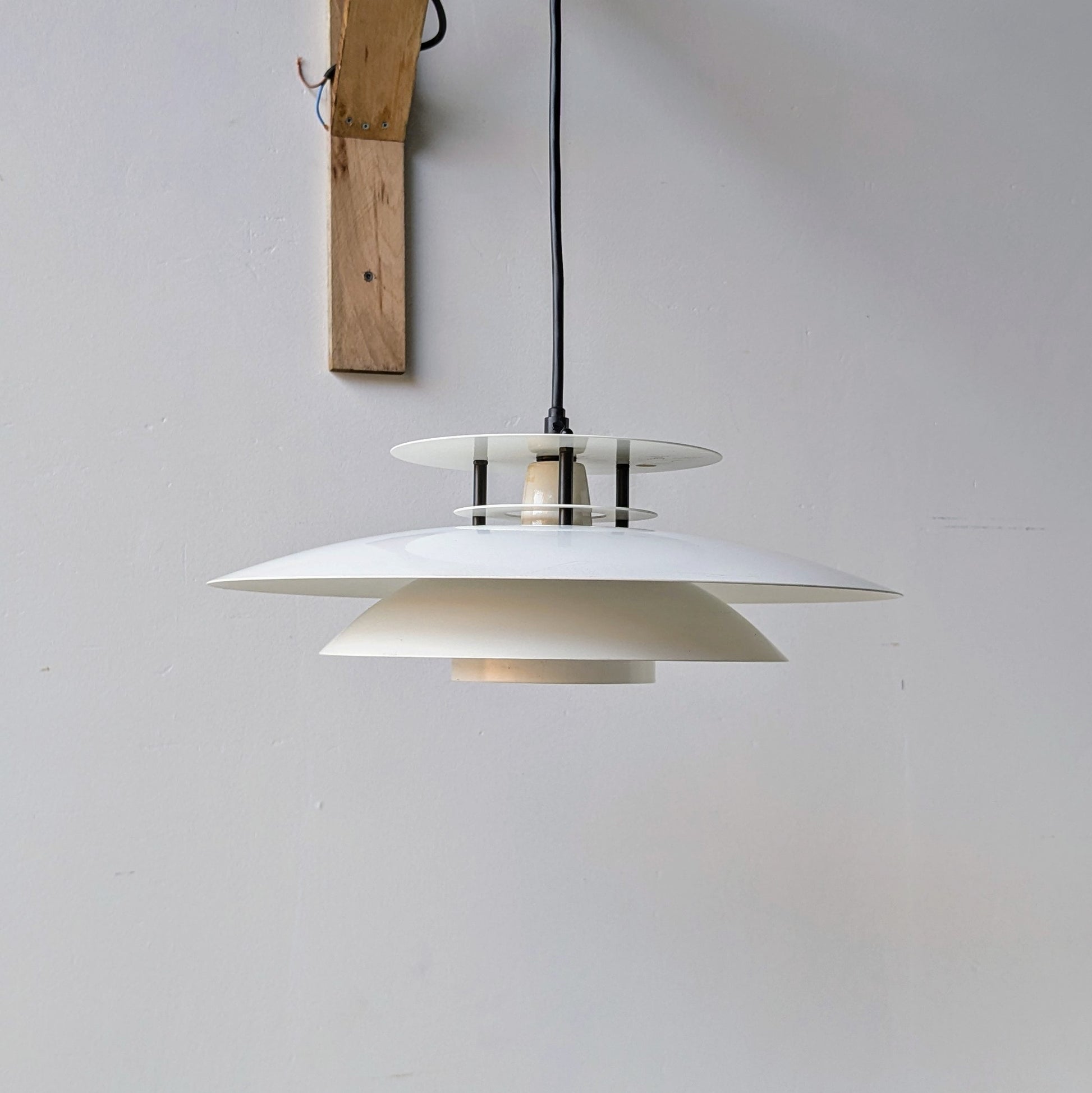 Her ses lampen hænget op.