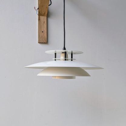 Her ses lampen hænget op.