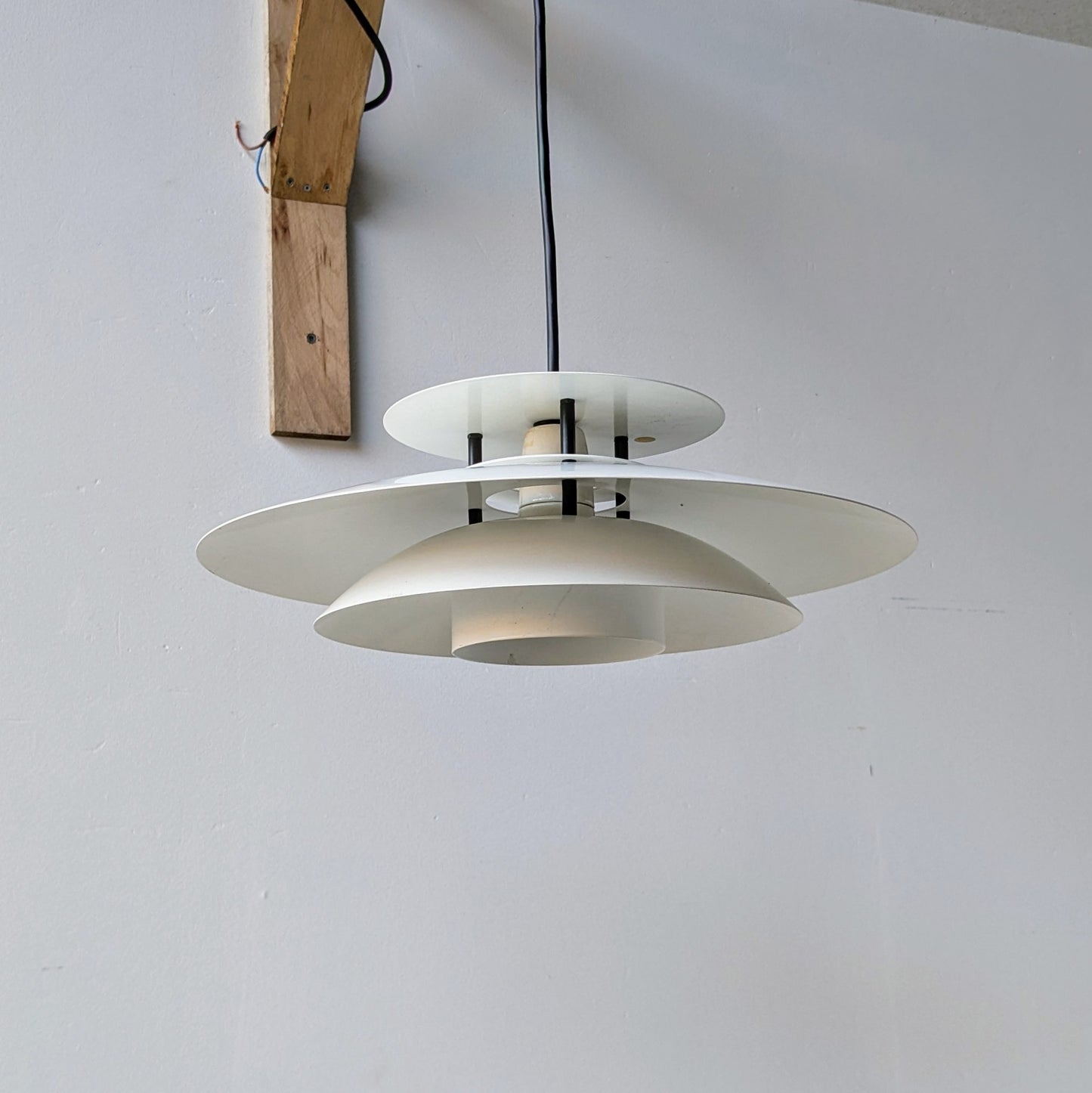 Her ses et næmere kig på den ophænget lampe