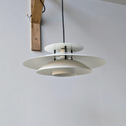 Her ses et næmere kig på den ophænget lampe