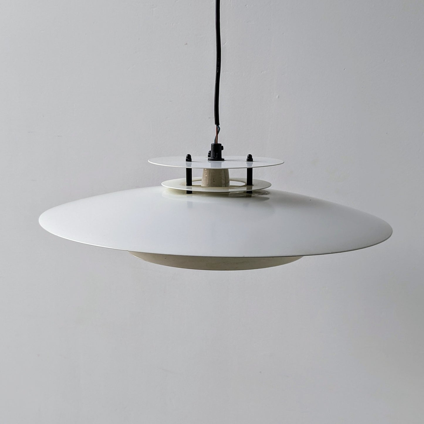 Her ses lamperne. De har været i brug nogle år, og har derfor noget patina. Lanterna Danica Pendel