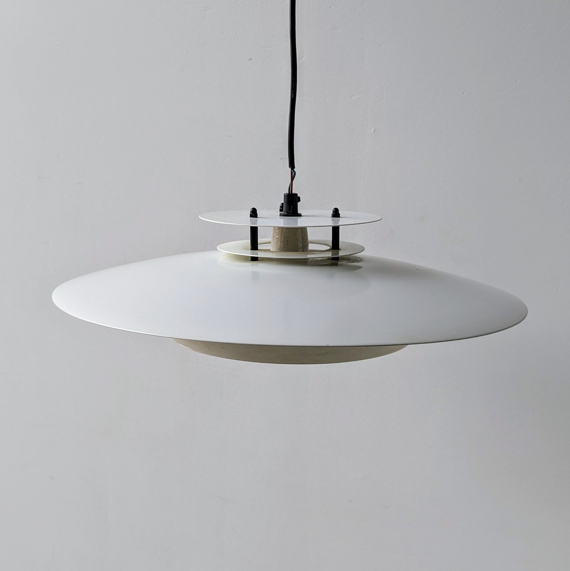 Her ses lamperne. De har været i brug nogle år, og har derfor noget patina. Lanterna Danica Pendel