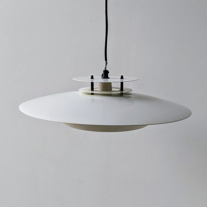 Her ses lamperne. De har været i brug nogle år, og har derfor noget patina. Lanterna Danica Pendel