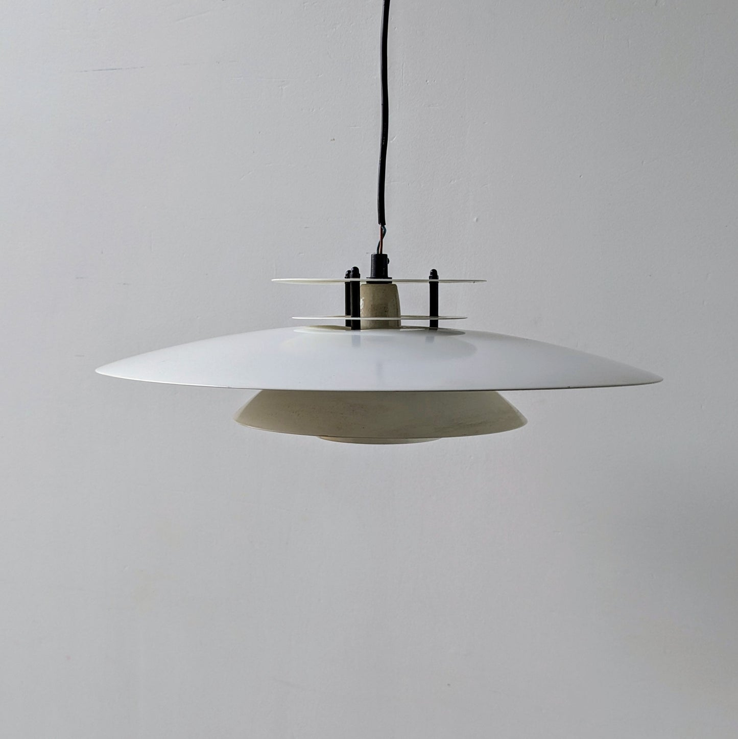 Her ses lamperne. De har været i brug nogle år, og har derfor noget patina. 