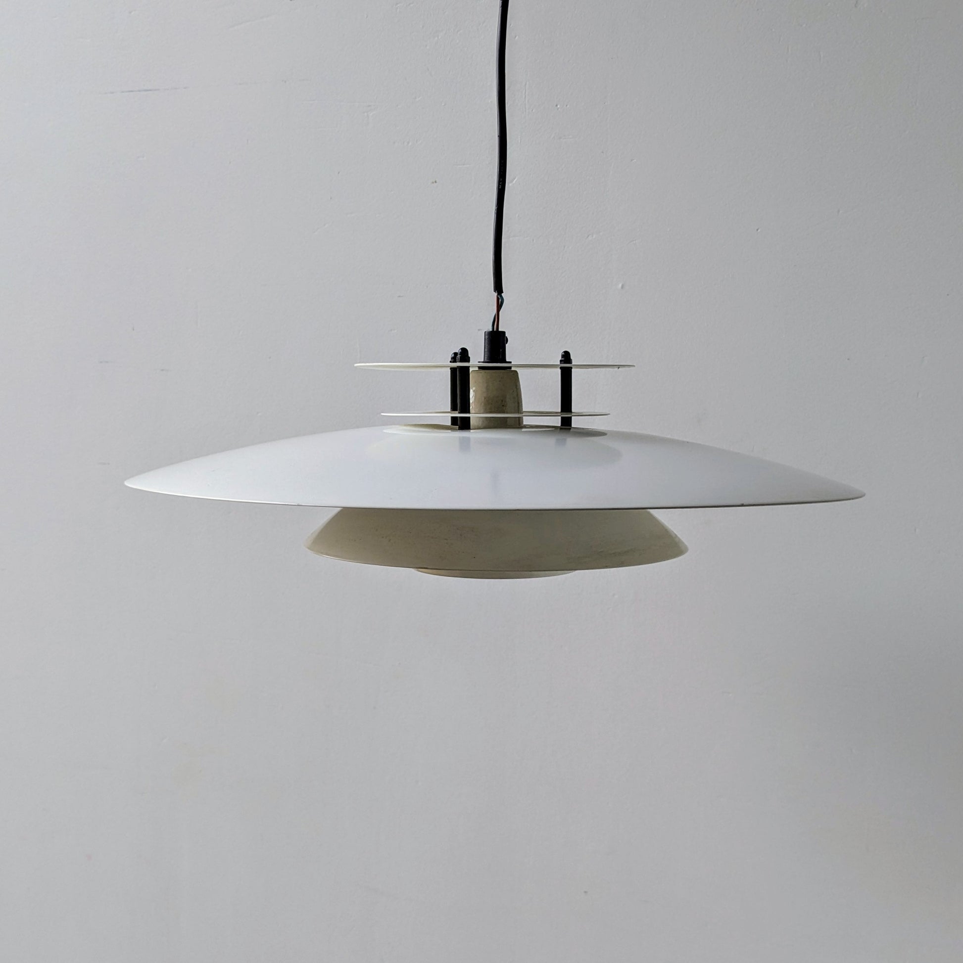 Her ses lamperne. De har været i brug nogle år, og har derfor noget patina. 