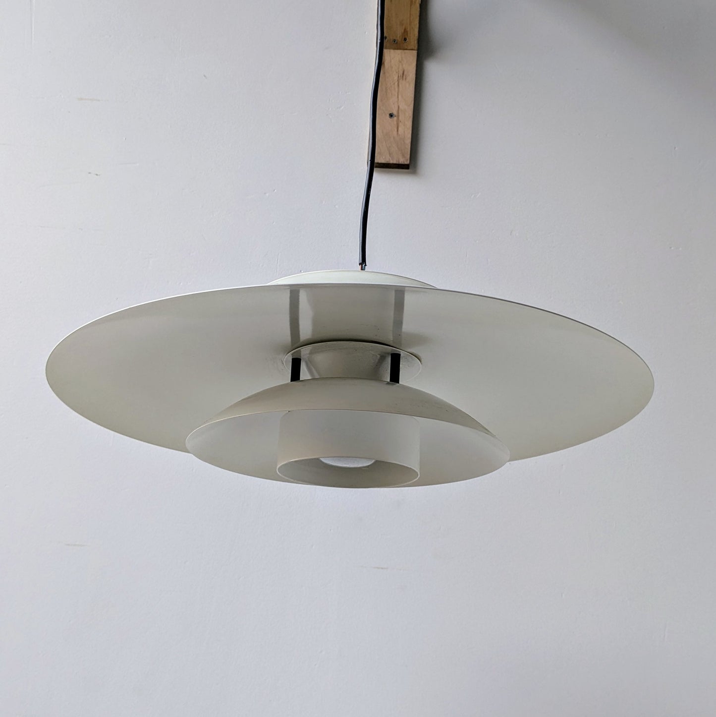 Her ses lamperne. De har været i brug nogle år, og har derfor noget patina. 