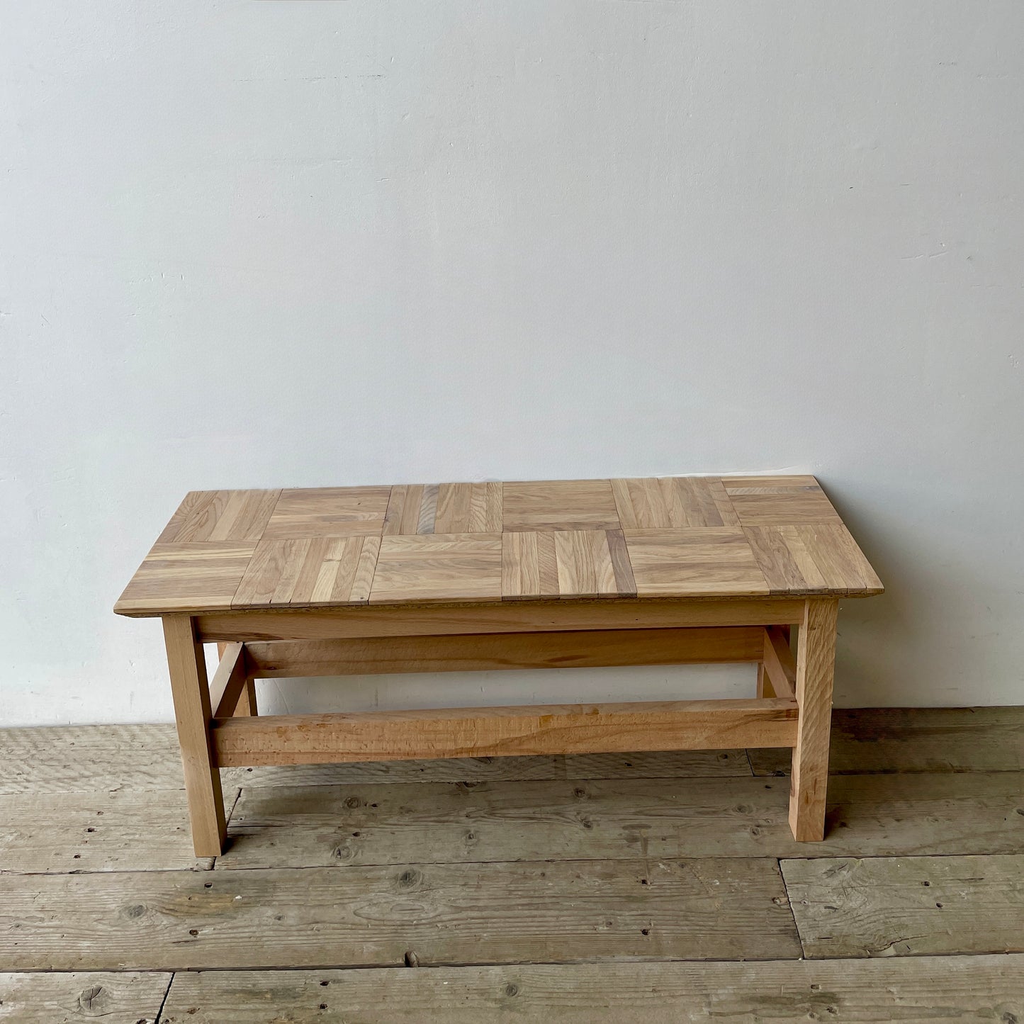 JENS sofaborde - af genbrugt parketgulv, designet af Jens og produceret i samarbejde med unge fra kanten af arbejdsmarkedet, cirkulær økonomi, socialt ansvar