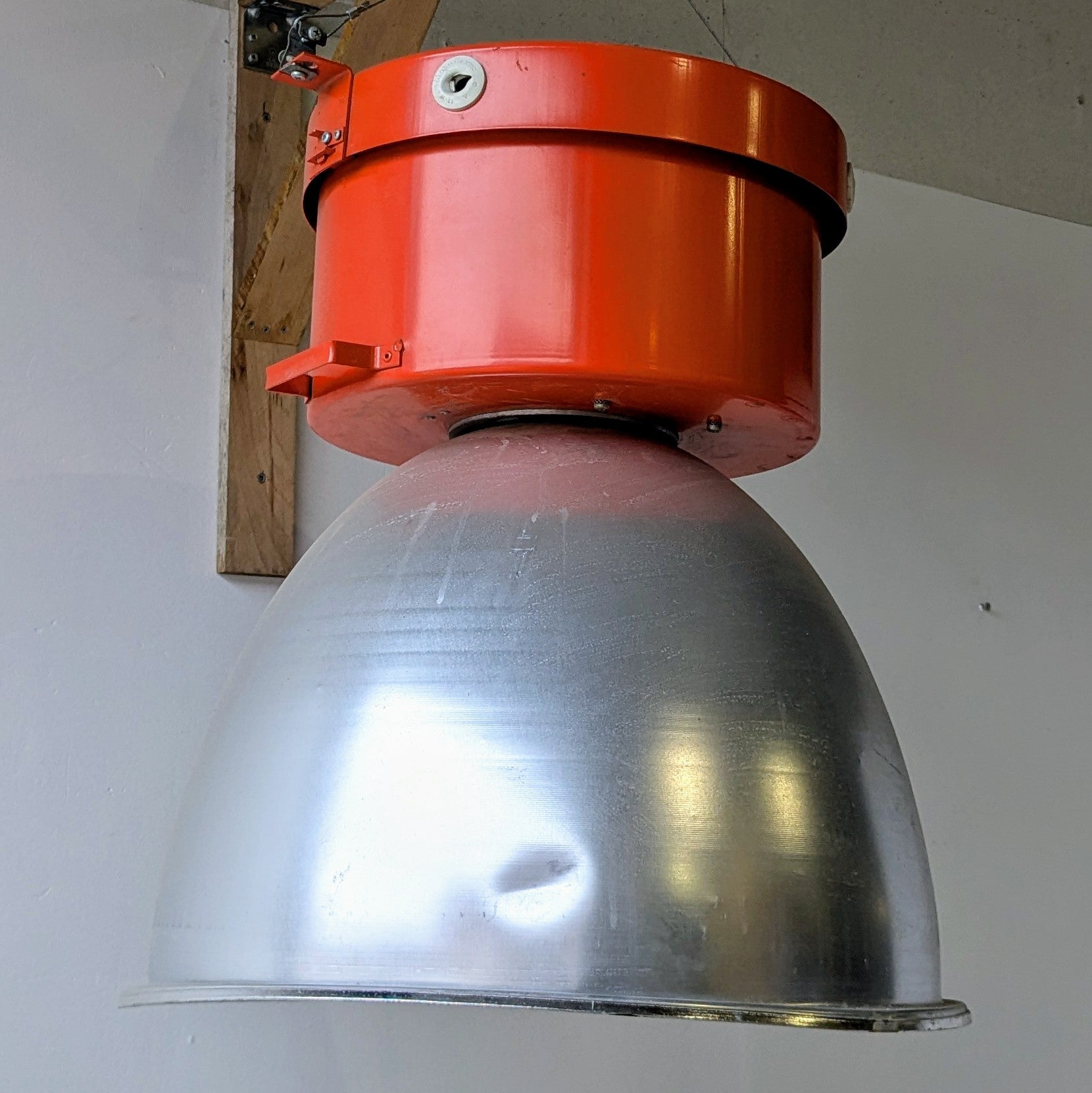 Her ses en industri loftlampe fra ASEA SCANDIA.