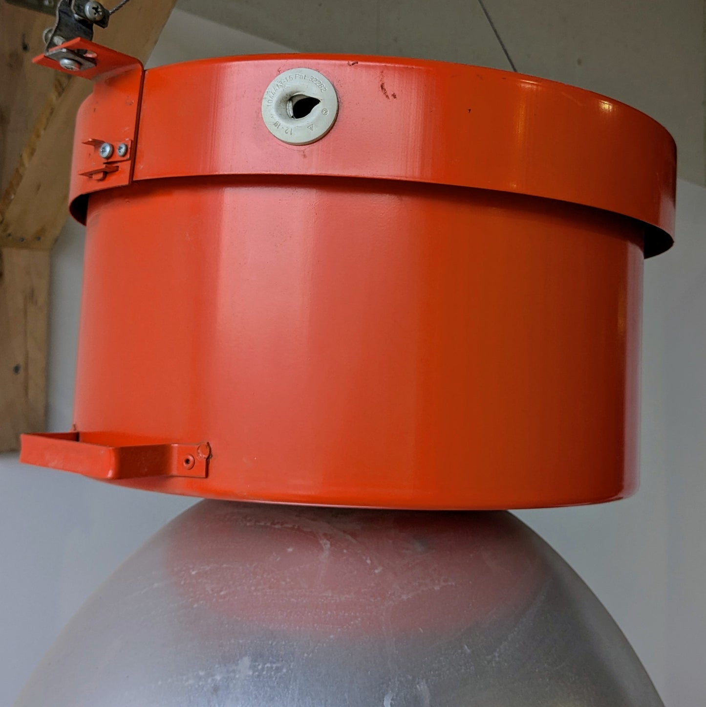 Her ses en industri loftlampe fra ASEA SCANDIA.