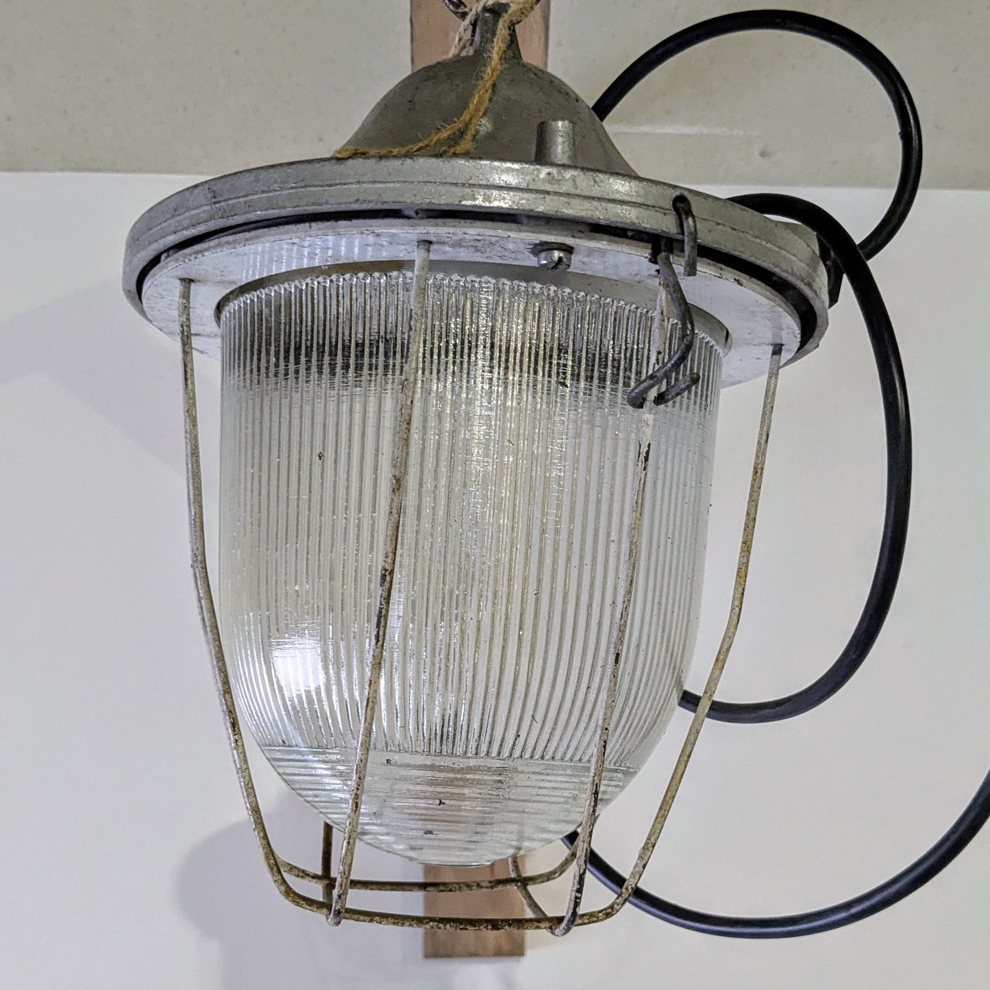 Her ses en industri loftlampen fra Polam Gdansk i Polen