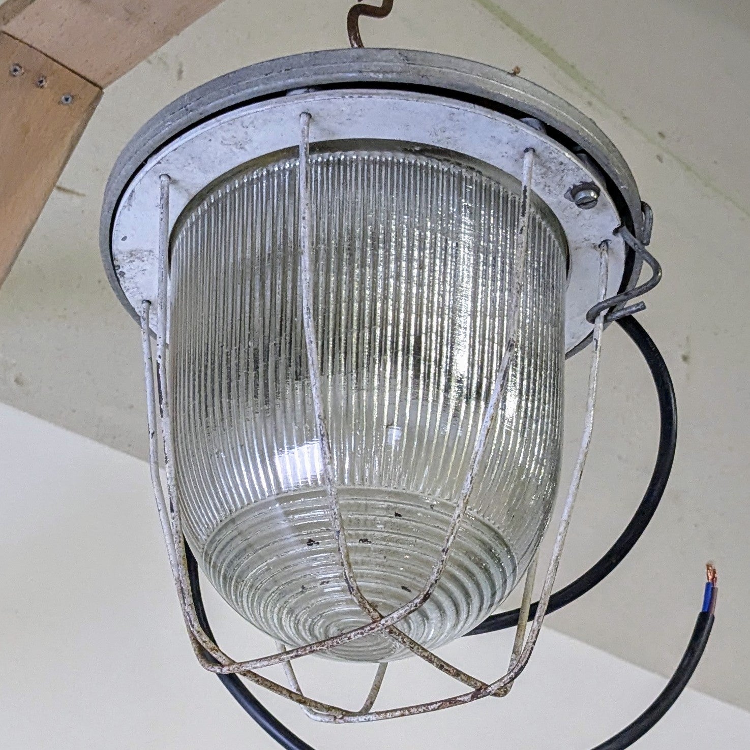 Her ses en industri loftlampen fra Polam Gdansk i Polen