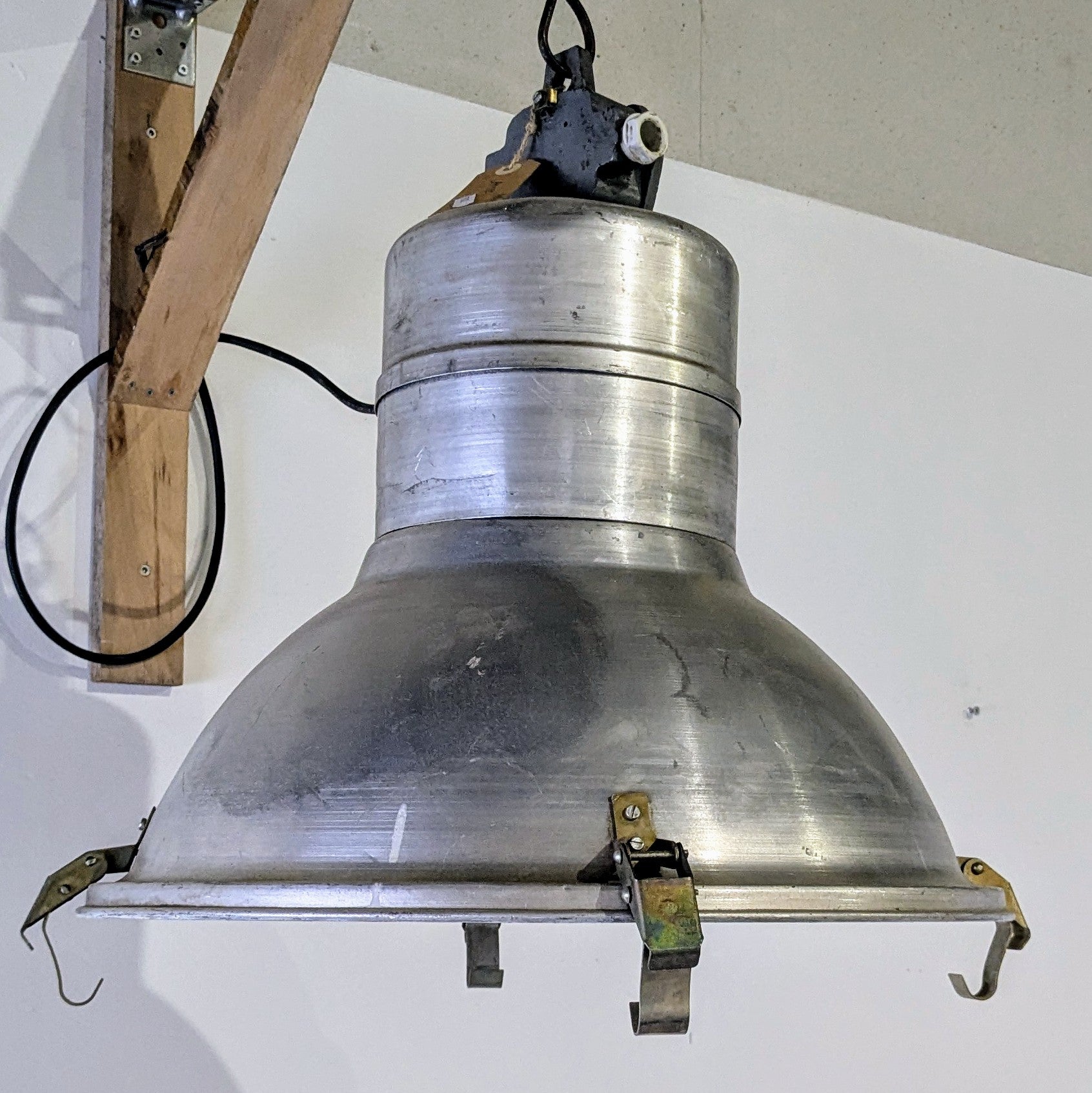 Her ses en industri loftlampe fra Østtyskland model 2, lampen har været i brug i mange år, hvilket giver lampen lidt patina.