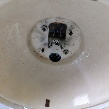Her ses en industri loftlampe fra Østtyskland model 2, lampen har været i brug i mange år, hvilket giver lampen lidt patina.