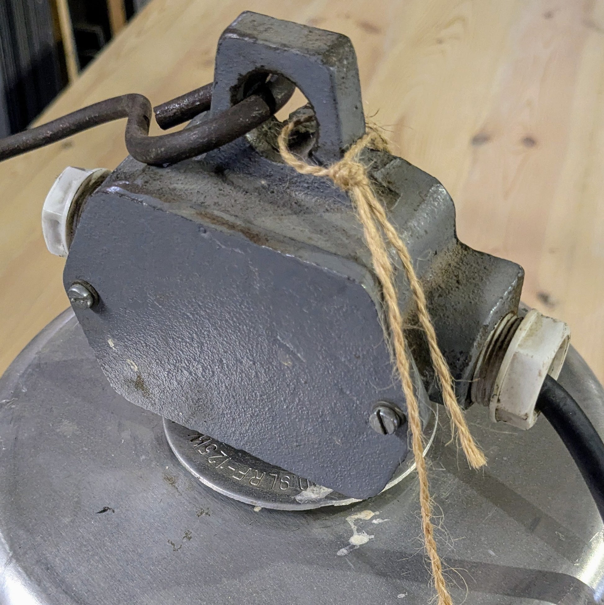 Her ses en industri loftlampe fra Østtyskland model 2, lampen har været i brug i mange år, hvilket giver lampen lidt patina.