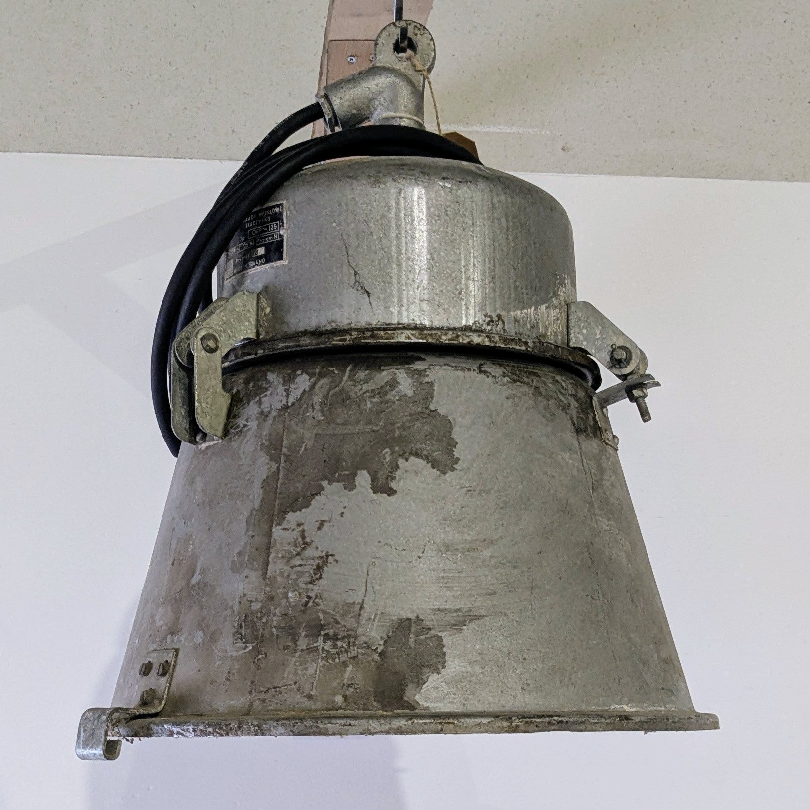 Her ses en industri loftlampe fra Østtyskland model 1, lampen har været i brug i mange år, hvilket giver lampen lidt patina.