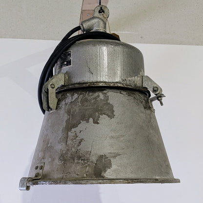 Her ses en industri loftlampe fra Østtyskland model 1, lampen har været i brug i mange år, hvilket giver lampen lidt patina.