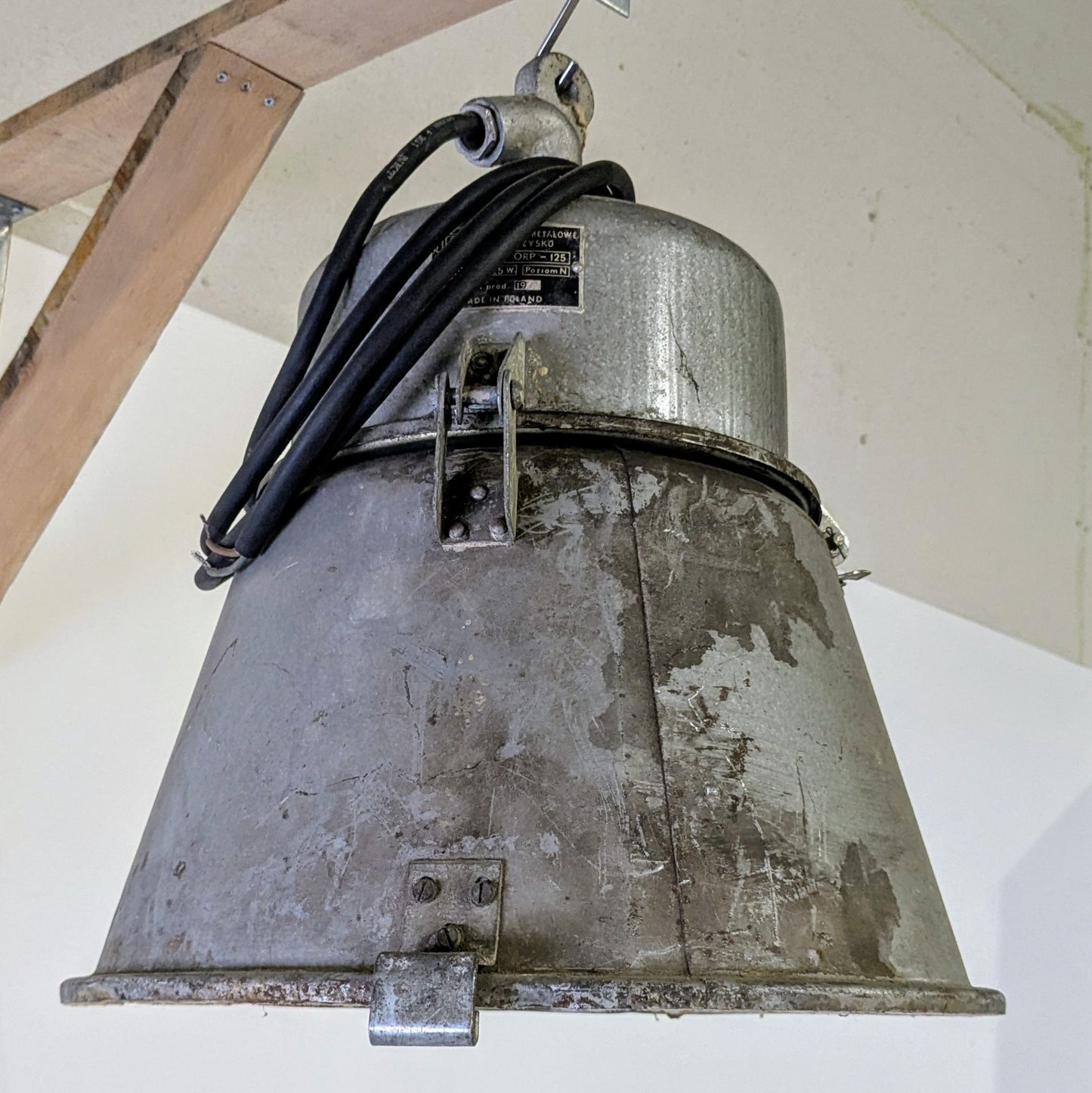 Her ses en industri loftlampe fra Østtyskland model 1, lampen har været i brug i mange år, hvilket giver lampen lidt patina.