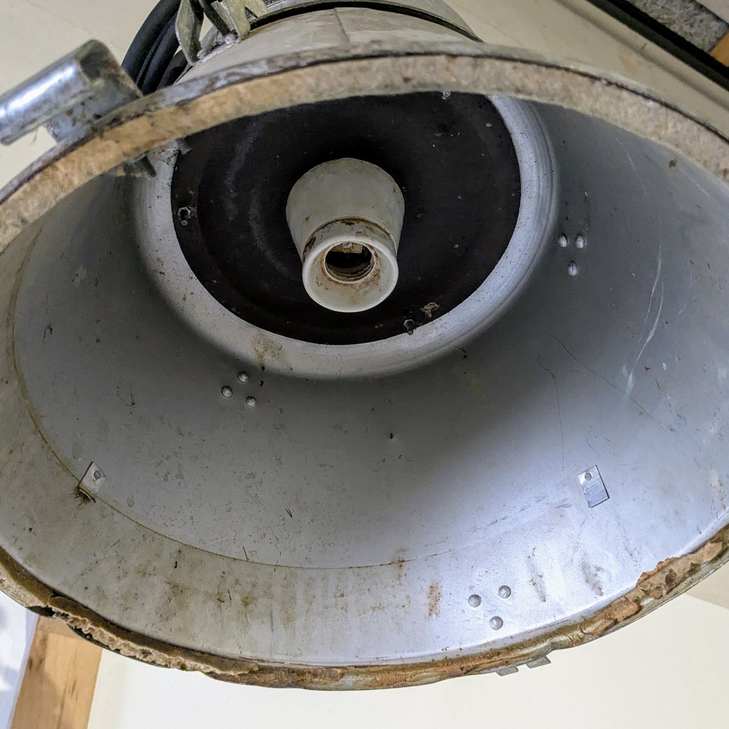 Her ses en industri loftlampe fra Østtyskland model 1, lampen har været i brug i mange år, hvilket giver lampen lidt patina.