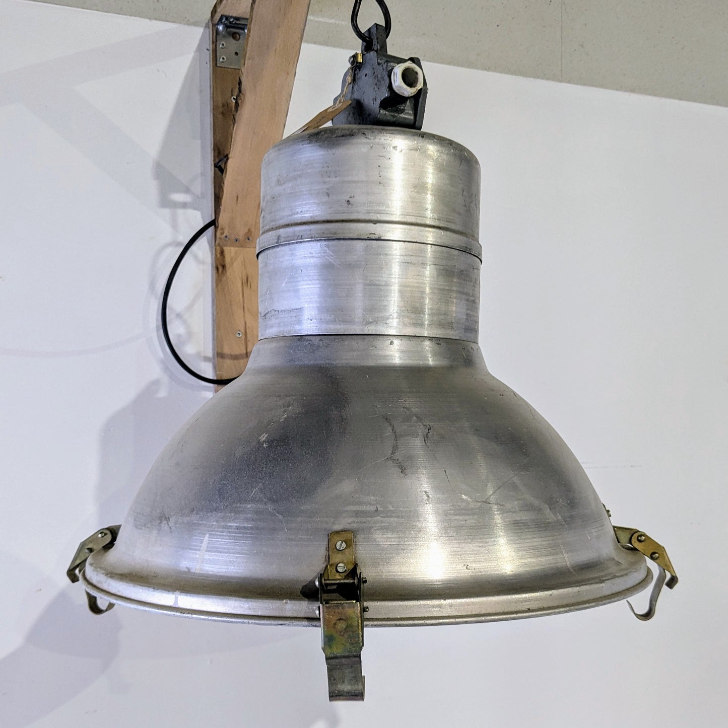 Her ses en industri loftlampe fra Østtyskland model 2, lampen har været i brug i mange år, hvilket giver lampen lidt patina.