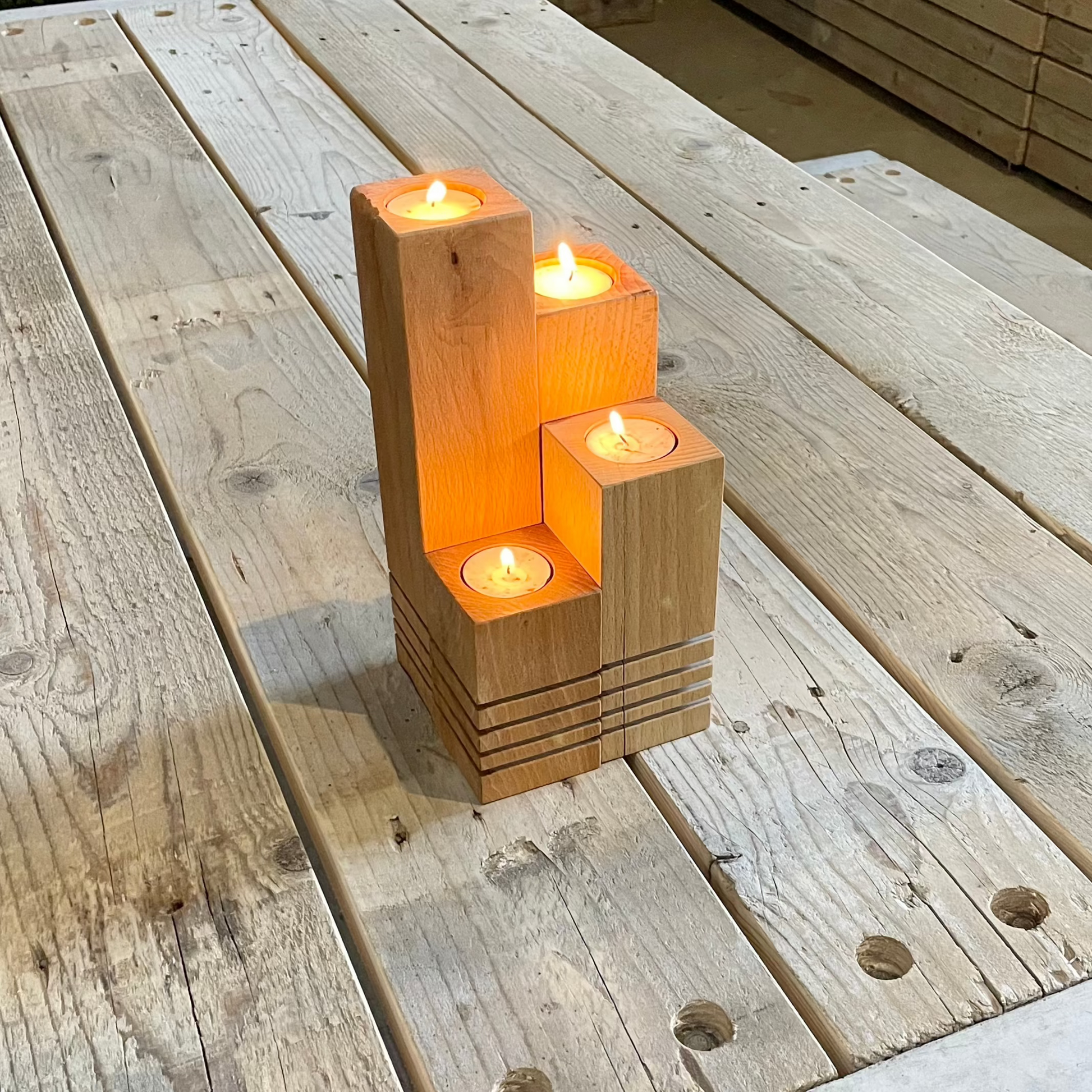 Her ses vores flotte lysestagesæt, lavet i genbrugs bøgetræ. 