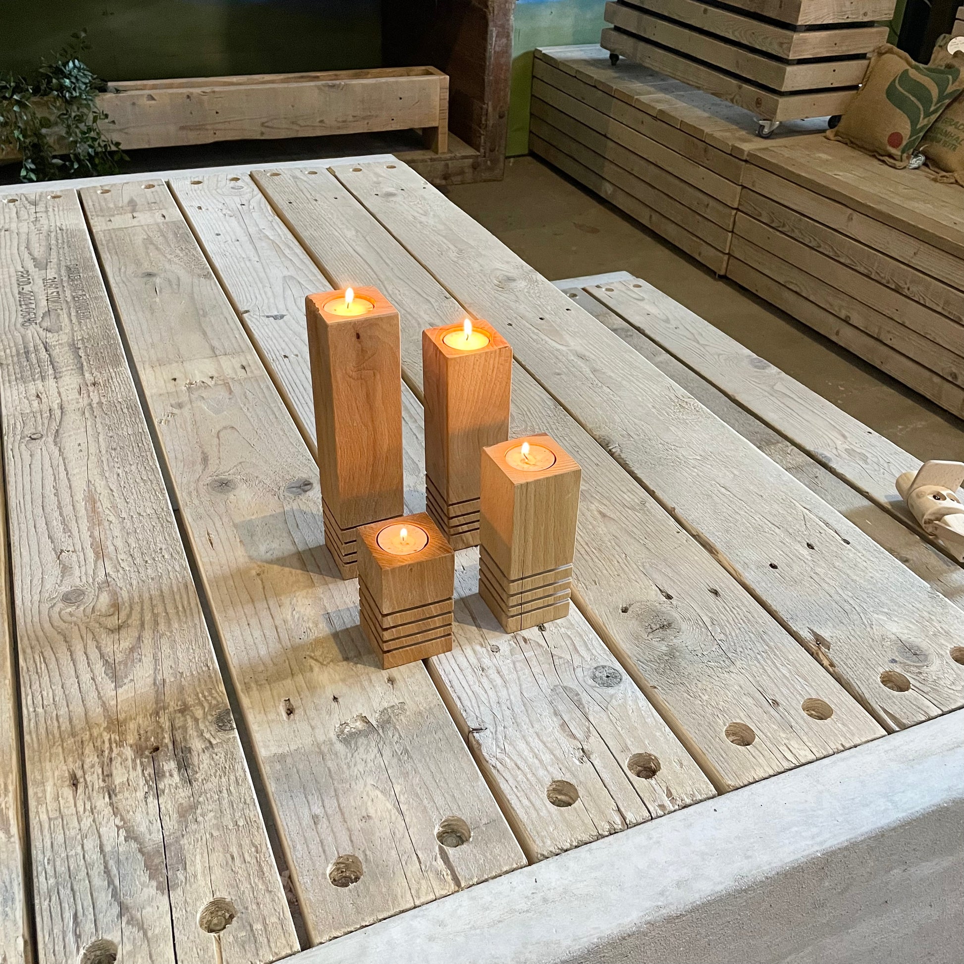 Her ses vores flotte lysestagesæt, lavet i genbrugs bøgetræ. 