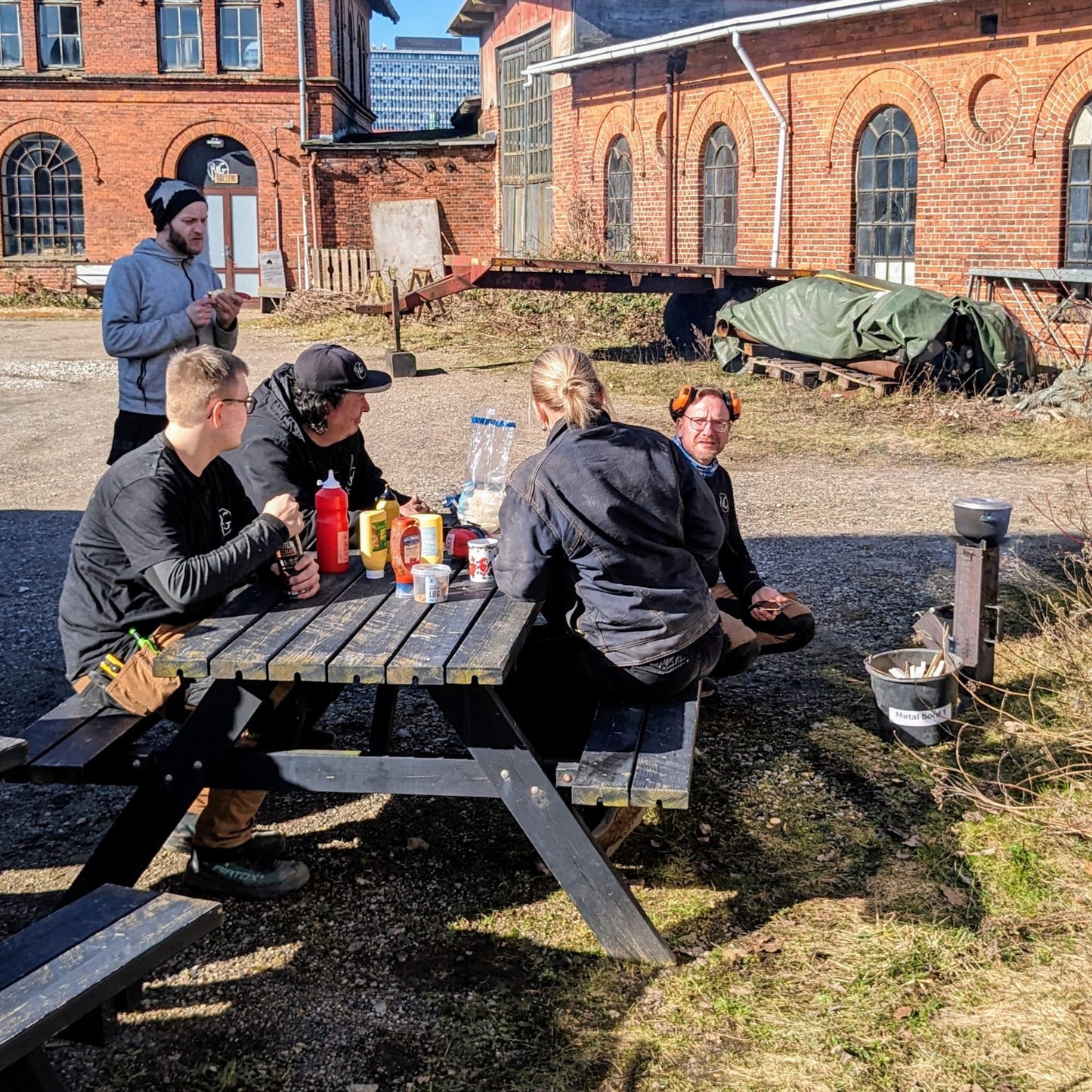 Her ses nogle af Råt&Godts medarbejdere hygge med at tænde op i rocket stovet.