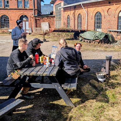 Her ses nogle af Råt&Godts medarbejdere hygge med at tænde op i rocket stovet.