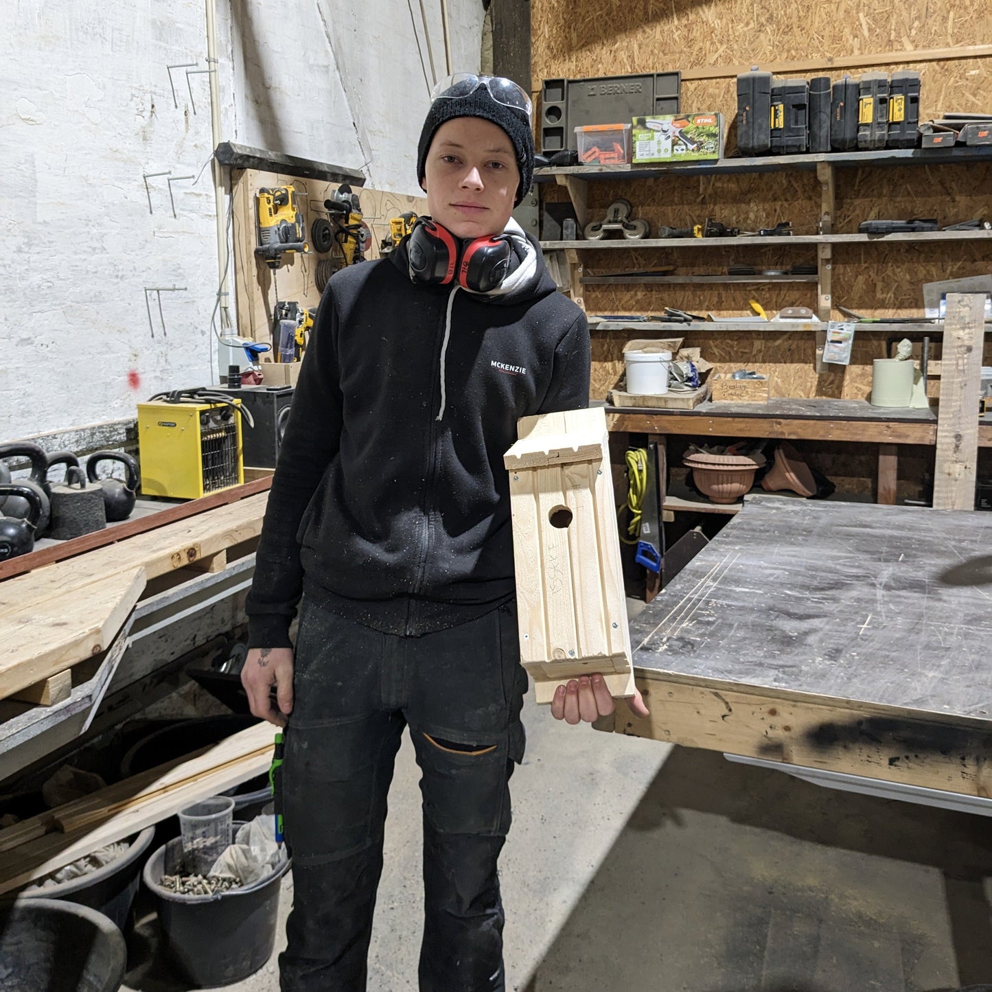 Her ses en af Råt&Godts unge med fuglehuset.