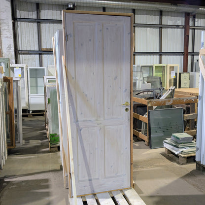 Let hvidmalet indvendig dør med ramme