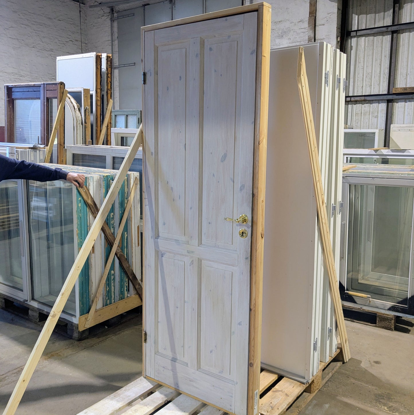 Let hvidmalet indvendig dør med ramme