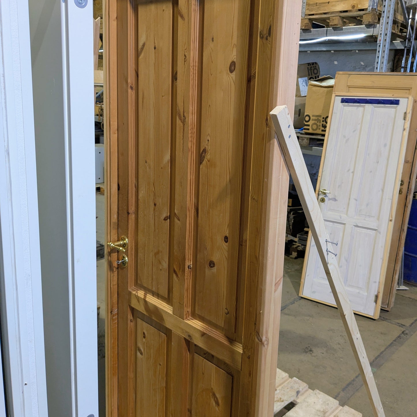 Let hvidmalet indvendig dør med ramme