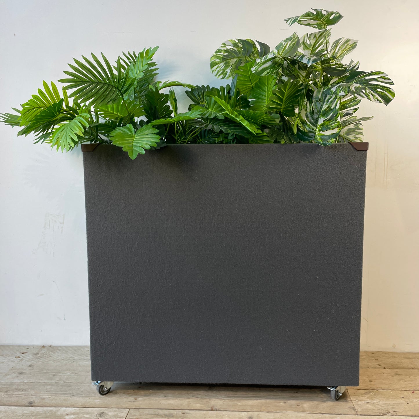 Høj plantekasse med planter i