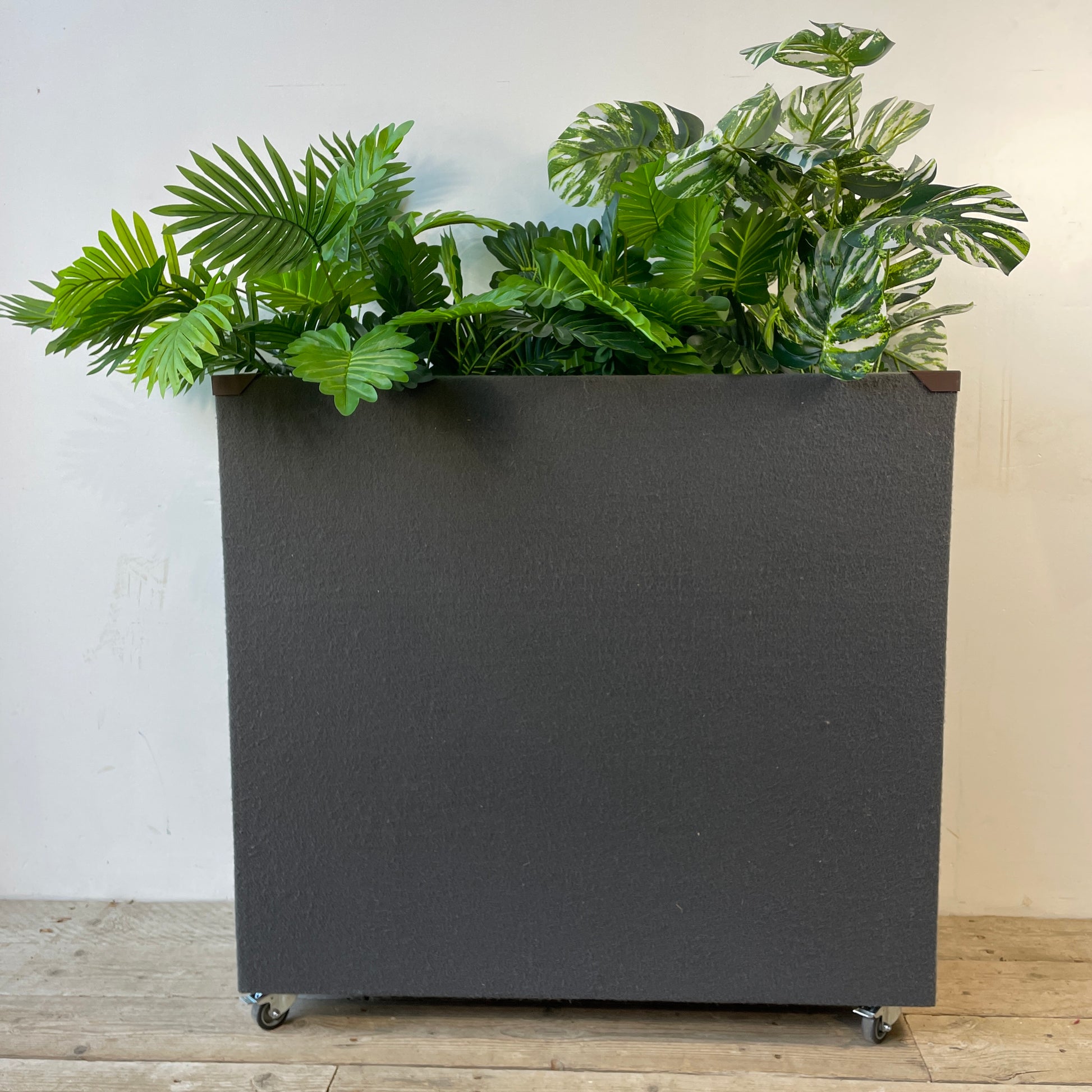 Høj plantekasse med planter i