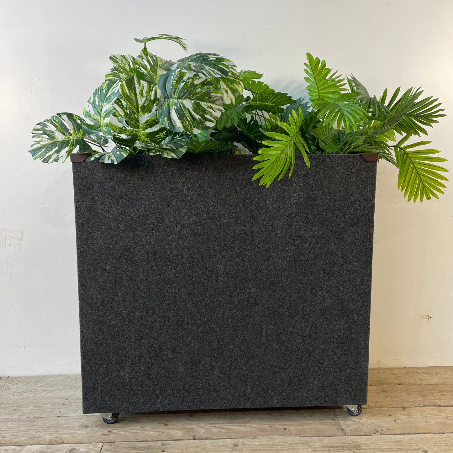 Høj plantekasse med planter i