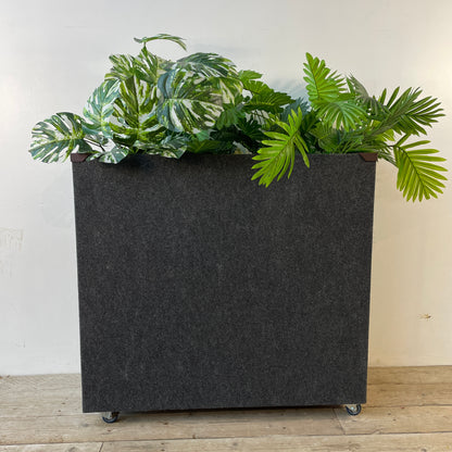 Høj plantekasse med planter i