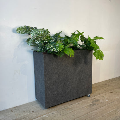 Høj plantekasse med planter i