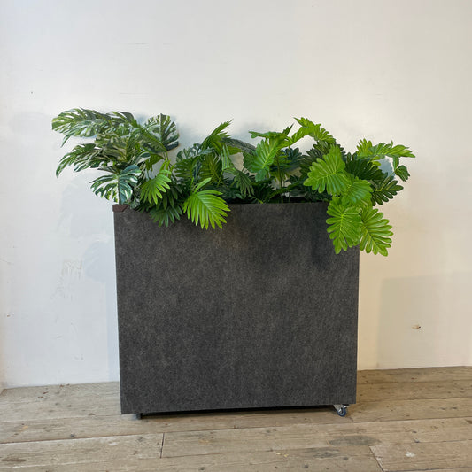 Høj plantekasse med planter i