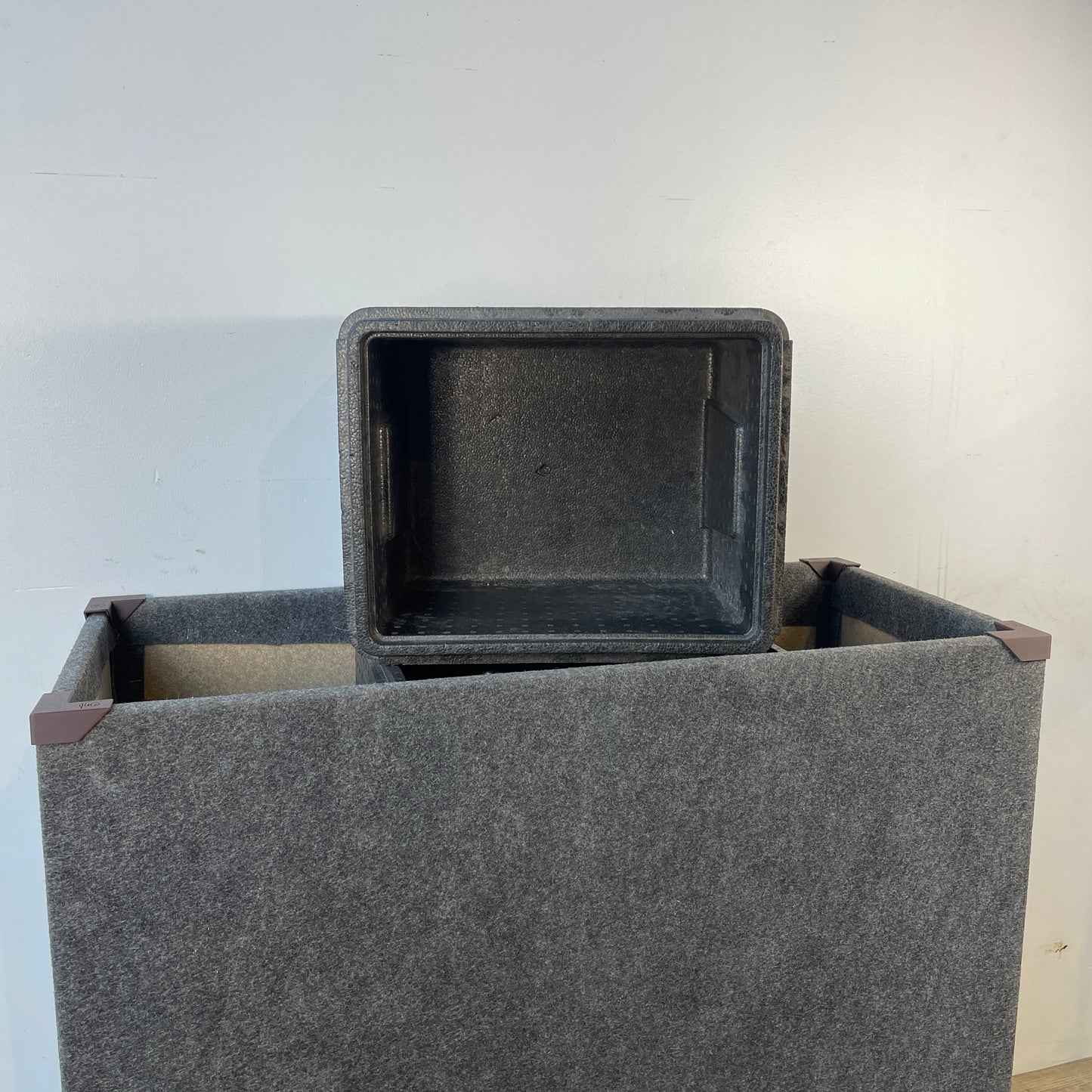 Høj plantekasse med flamingokasser ovenpå