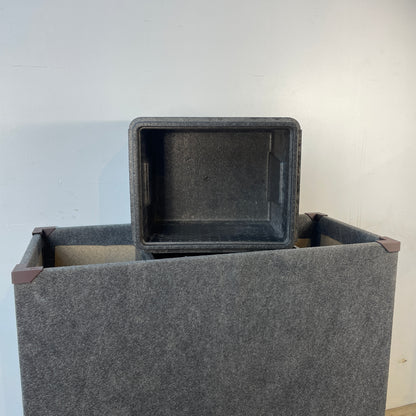 Høj plantekasse med flamingokasser ovenpå